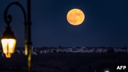 Bulan purnama "Supermoon" biru tampak di atas kota Rabat, Maroko, Rabu 30 Agustus 2023.