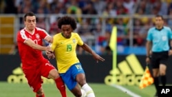 Pesepak bola Brazil, Willian (kanan), ditantang oleh Filip Kostic dari Serbia dalam pertandingan peyisihan Grup E Piala Dunia 2018 antara Serbia dan Brazil yang berlangsung di Stadion Spartak di Moskow, Rusia, 27 Juni 2018. 