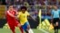 El brasileño Willian, a la derecha, es desafiado por el serbio Filip Kostic durante el partido del grupo E entre Serbia y Brasil, en la Copa Mundial de fútbol 2018 en el Estadio Spartak en Moscú, Rusia, miércoles 27 de junio de 2018. (AP Photo / Rebecca Blackwell)
