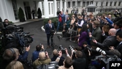 Спікер Палати представників Майк Джонсон розмовляє з журналістами після зустрічі з президентом США Джо Байденом у Білому домі, 27 лютого 2024 р. Jim WATSON/AFP