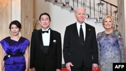 ประธานาธิบดีสหรัฐฯ โจ ไบเดน และสตรีหมายเลขหนึ่งจิล เป็นเจ้าภาพต้อนรับนายกรัฐมนตรีญี่ปุ่นฟูมิโอะ คิชิดะ แห่งญี่ปุ่นและภริยายูโกะ ณ งานเลี้ยงอาหารค่ำที่ทำเนียบขาว 10 เม.ย. 2024