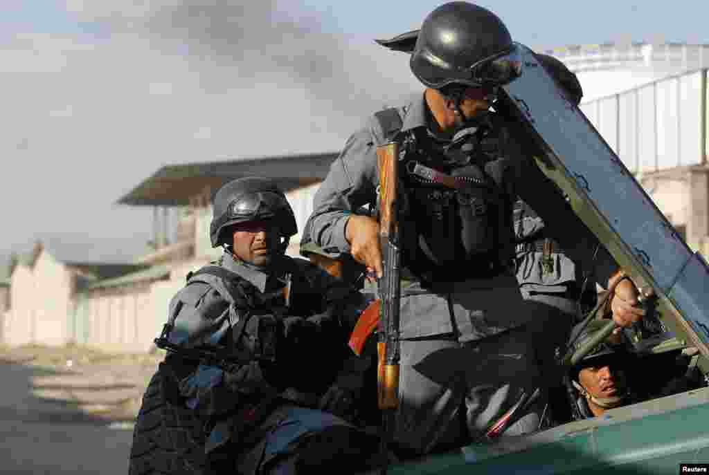 Afghan police arrive at the site of an attack in Kabul, July 2, 2013. 