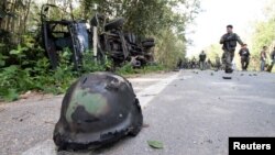 Policemen and rescue workers gather at the site of an attack on army in the troubled southern province of Yala February 10, 2013.