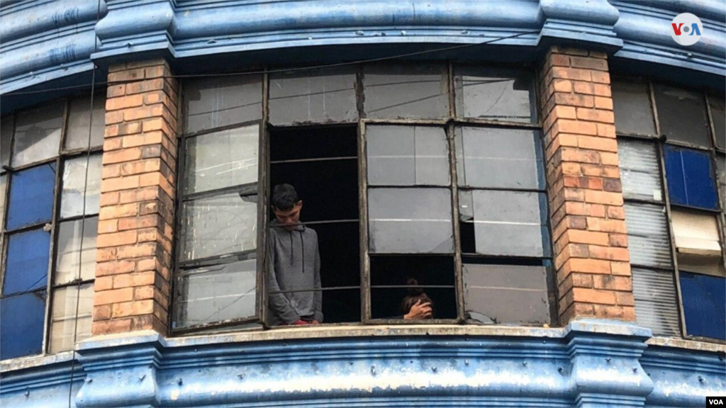 &quot;Tengo un niño recién nacido&quot;, &quot;queremos comida&quot; gritan algunos migrantes venezolanos que aún permanecen en los llamados &#39;pagadiarios&#39;.&nbsp;[Foto:&nbsp;Karen Sánchez]