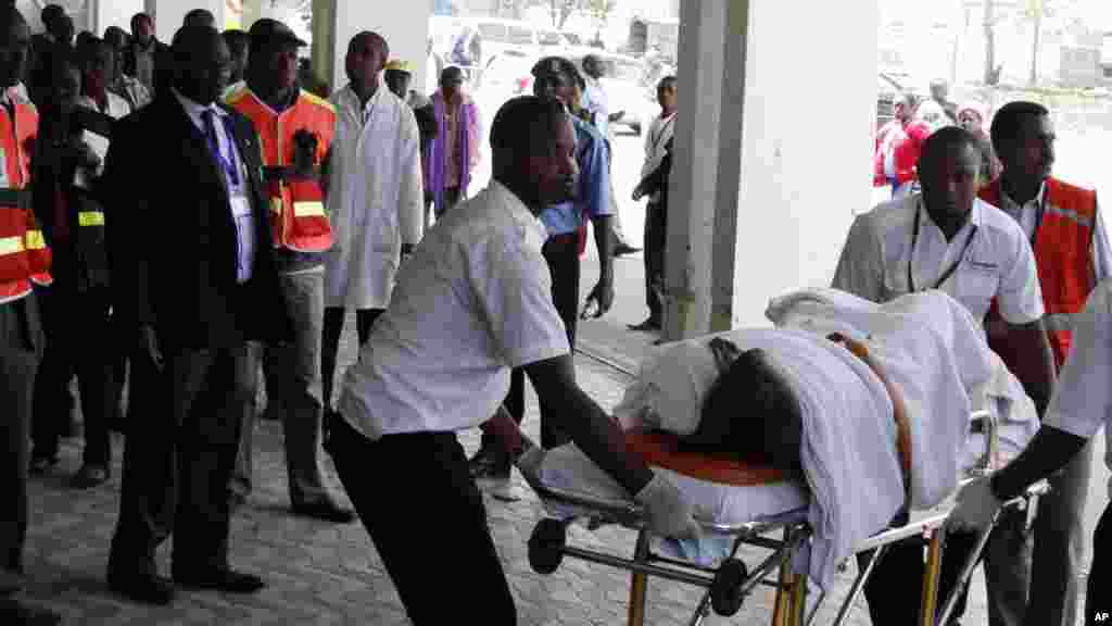 Un blessé transporté sur une civière à l'Hôpital national Kenyatta de Nairobi, au Kenya, Mardi 7 Juillet 2015, après une attaque perpétrée par hommes armés à Mandera.