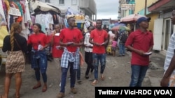 Des militants d'un mouvement pro-démocratie Vigilance citoyenne (Vici) en pleine campagne intitulée : "Congolais ne vend pas ta conscience à cause de l'argent", à Kinshasa, RDC, 2 novembre 2018. (Twitter/Vici-RDC)