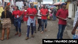 Des militants d'un mouvement pro-démocratie Vigilance citoyenne (Vici) en pleine campagne intitulée : "Congolais ne vend pas ta conscience à cause de l'argent", a Kinshasa, RDC, 2 novembre 2018. (Twitter/Vici-RDC)