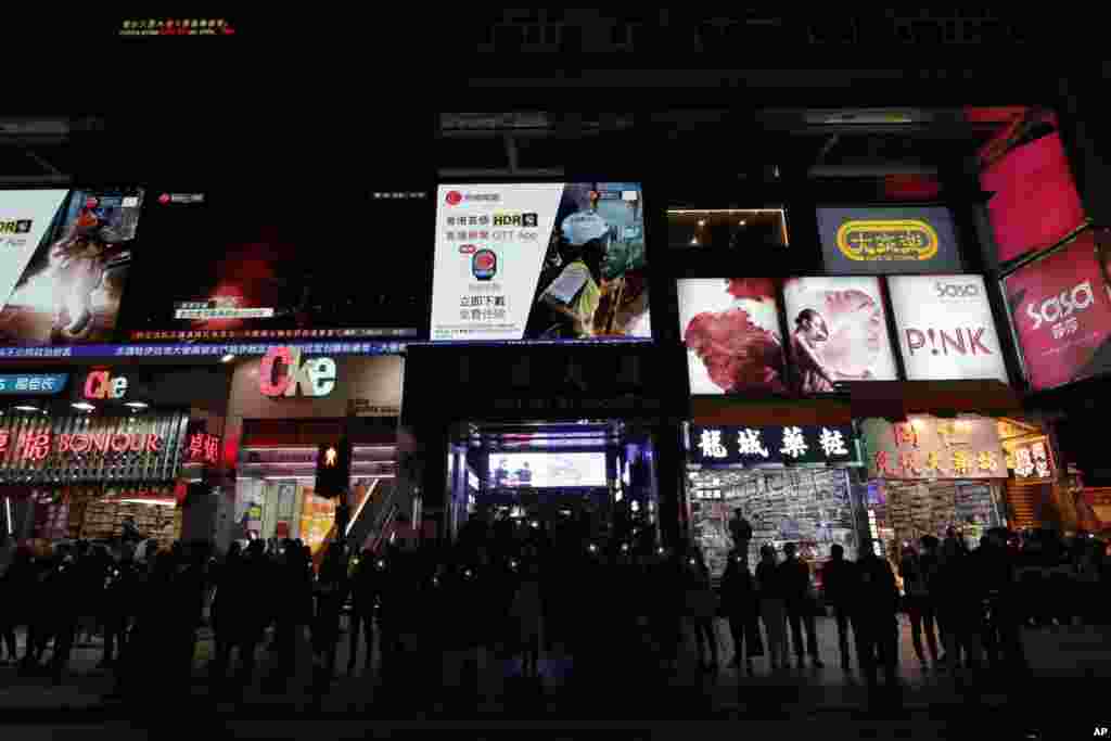 Además de la cadena humana,los manifestantes planificaron eventos denominados "Suck the Eve" y "Shop With You" en el distrito de fiestas de Lan Kwai Fong. 