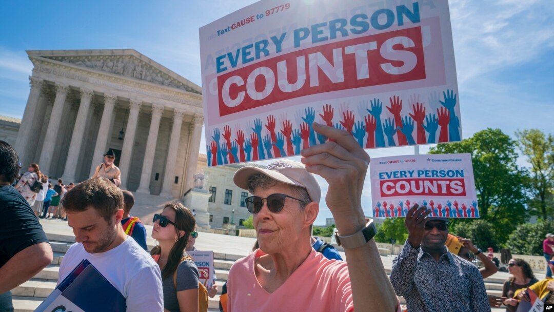 Para aktivis imigrasi berunjuk rasa di depan kantor Mahkamah Agung AS, di Washington, Selasa, 23 April 2019, saat para hakim menggelar dengar pendapat terkait rencana pemerintahan Trump untuk memberikan pertanyaan soal kewarganegaraan pada sensus 2020. (Foto: dok).