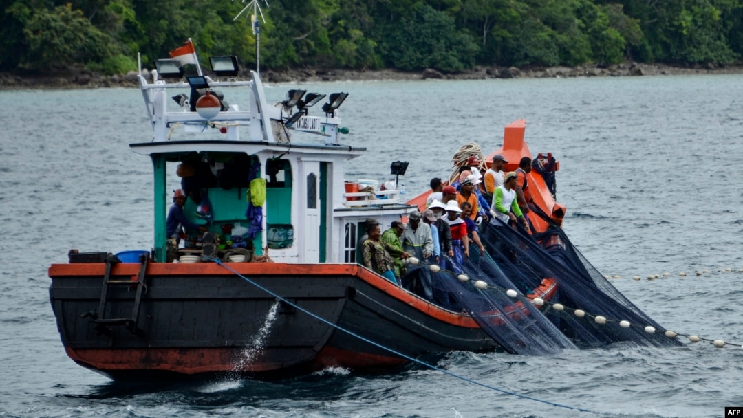 Para nelayan sedang menangkap ikan di pelabuhan Balohan, Pulau Weh, Provinsi Aceh, 6 November 2019. (Foto: AFP)