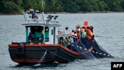 Para nelayan sedang menangkap ikan di pelabuhan Balohan, Pulau Weh, Provinsi Aceh, 6 November 2019. (Foto: AFP)