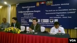 Tek Vannara, center, director of the NGO Forum, at a seminar to discuss Cambodia's controversial draft law, held at Phnom Penh's Cambodiana Hotel, on July 7th, 2015. (Photo: Hul Reaksmey/VOA Khmer) 