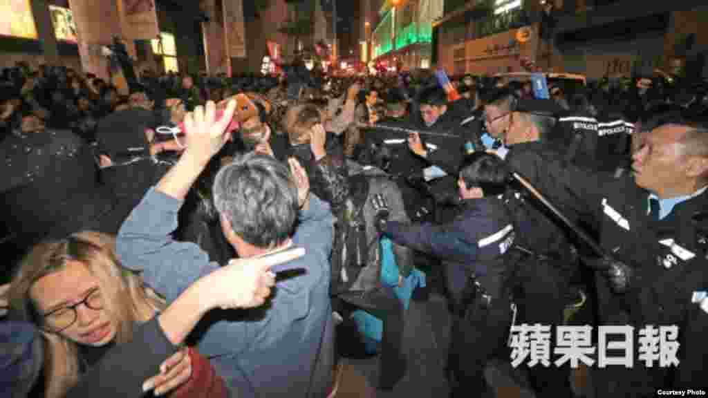 旺角街头夜市大年初一晚爆发激烈警民冲突 (苹果日报) 