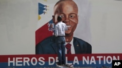 Artistas pintan un retrato del asesinado presidente haitiano Jovenel Moïse cerca de la residencia presidencial donde fue asesinado hace dos años en el área de Petion-ville de Puerto Príncipe, capital de Haití, el viernes 7 de julio de 2023.