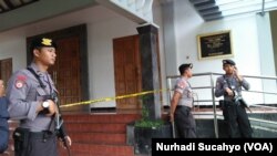 Polisi melakukan penjagaan di Gereja St Lidwina, Sleman, Yogyakarta sesaat setelah penyerangan terjadi, 11 Februari 2018. (dok.:VOA/Nurhadi Sucahyo)