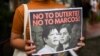 Seorang demonstran memegang poster saat protes pencalonan presiden Ferdinand “Bongbong” Marcos Jr., putra mendiang diktator Ferdinand Marcos, di Komisi Hak Asasi Manusia, di Kota Quezon, Metro Manila, Filipina, 6 Oktober 2021 (Foto: Reuters)