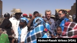 Fillipo Grandi, patron de l'UNHCR au site de déplacés de Inzouet à Ouallam, le 29 janvier 2020. (VOA/Abdoul-Razak Idrissa)