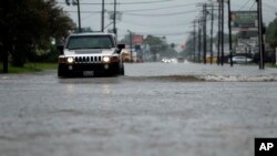 Fuertes lluvias provocadas por la tormenta tropical Harvey inundan las calles en Lake Charles, Louisiana, el domingo, 27 de agosto de 2017.