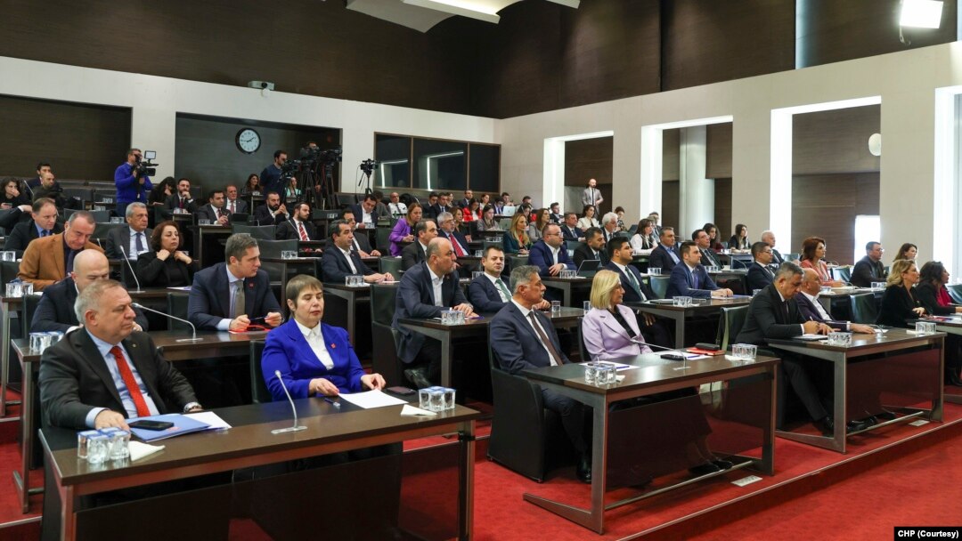 Avrupa Komisyonu Başkanı Von der Leyen’in Suriye’deki gelişmeler kapsamında Türkiye’ye ek 1 milyar Euro kaynak verileceğini açıkladığı bugünkü Ankara ziyaretindeki yaklaşımı, ana muhalefet partisi CHP tarafından tepkiyle karşılandı.