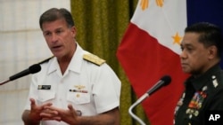 资料照片：美国印太司令部司令、海军上将约翰·阿奎利诺（图左）与菲律宾军事领袖在菲律宾举行的记者会讲话。（美联社，2023年9月14日）