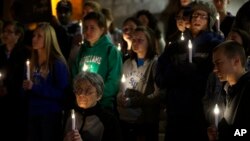 Une vigile devant l'église de St. Francis Xavier quelques heures avant l'exécution à St. Louis dans le Missouri de Joseph Paul Franklin