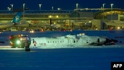 Un avión de Delta Airlines volcado se aprecia sobre una pista de aterrizaje cubierta de nieve en Toronto, Canadá el 17 de febrero de 2025, en la aeronave viajaban 80 personas, al menos 17 resultaron con heridas de consideración.