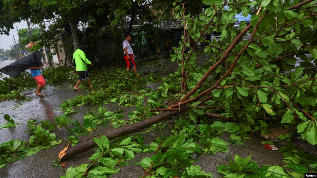 Ulice u turističkom mestu Plaja del Karmen u Meksiku posle naleta uragana Beril, 5. jul 2024. (REUTERS/Jose Luis Gonzalez)
