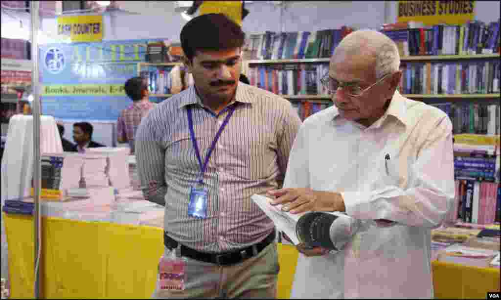 کراچی کے کتب میلے میں ایک بزرگ شہری کتاب کی ورق گردانی کر رہے ہیں