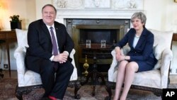 Menlu AS Mike Pompeo bersama PM Inggris Theresa May (kanan) di London, 8 Mei 2019. 