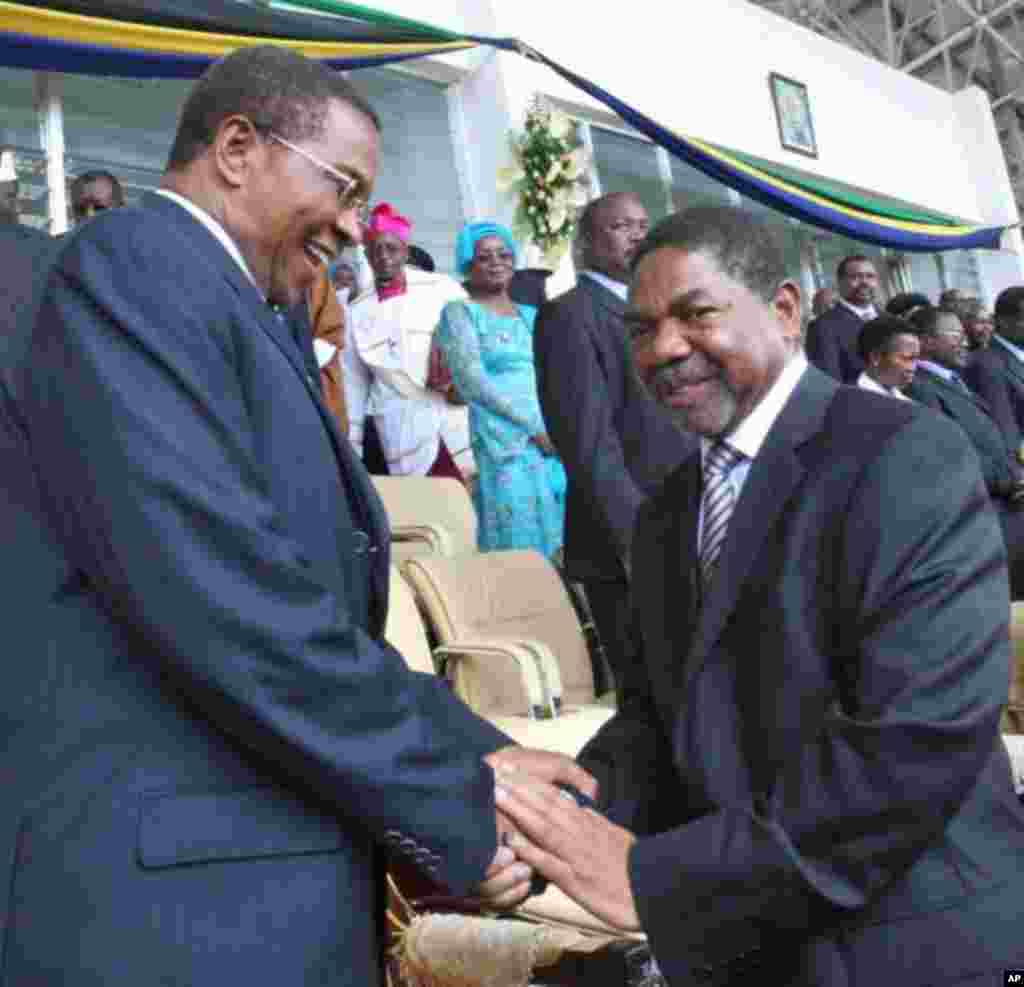 Rais Jakaya Kikwete akimpongeza Dk Mohamed Shein muda mfupi baada ya kuapishwa Zanzibar