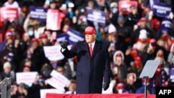 El presidente Donald Trump en uno de sus últimos actos de campaña, el 2 de noviembre de 2020, en Traverse, Michigan.