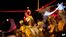 Des adorateurs érythréens dansent devant l'église de la Nativité (7 janvier 2017)