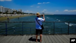 Turista fotografiše pogled na more u gradu Larnaka na ostrvu Kipar, 1. juna 2021.