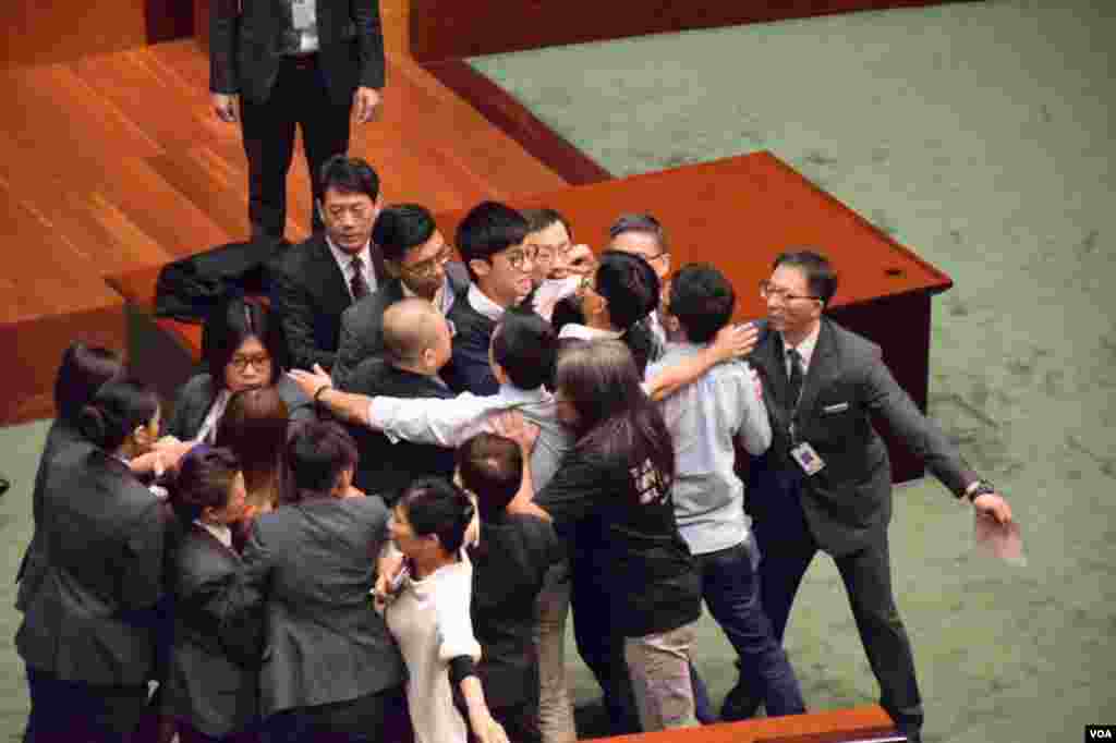 青年新政两议员再闯立法会大会试图宣誓不果 （美国之音汤惠芸/海彦拍摄 ） 