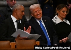 Mantan Presiden AS Barack Obama dan Presiden terpilih AS Donald Trump berbincang menjelang upacara pemakaman kenegaraan untuk mantan Presiden Jimmy Carter di Washington, DC (9/1).