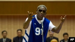 Dennis Rodman menyanyikan lagu ulang tahun untuk pemimpin Korea Utara, Kim Jong Un, sebelum pertandingan bola basket eksibisi di Pyongyang (8/1). (AP/Kim Kwang Hyon)