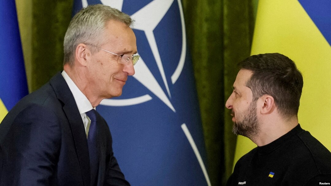 იენს სტოლტენბერგი, ნატოს გენერალური მდივანი (მარცხნივ) და ვოლოდიმირ ზელენსკი, უკრაინის პრეზიდენტი (მარჯვნივ). კიევი, უკრაინა. 20 აპრილი, 2023 წ.