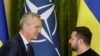Sekretaris Jenderal NATO Jens Stoltenberg (kiri) dan Presiden Ukraina Volodymyr Zelenskyy menghadiri konferensi pers bersama di Kyiv, Ukraina, pada 20 April 2023. (Foto: Reuters/Alina Yarysh)