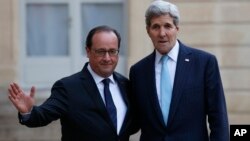 የፈረንሣዩ ፕረዚደንት ፍራንስዋ ኦላንድ (Francois Hollande)እና የዩናይትድ ስቴትስ ውጭ ጉዳይ ሚስተር ጆን ኬሪ ( John Kerry)