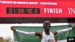  Eliud Kipchoge akishangilia baada ya kuvunja rekodi ya marathon alipokuwa Vienna. 