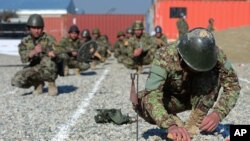 ARSIP – Seorang serdadu Afghan menggali ranjau dalam sebuah latihan di Camp Shaheen, sebuah fasilitas pelatihan untuk Tentara Nasional Afghan, yang terletak di barat Mazar-i-Sharif, Afghanistan (foto: AP Photo/John MacDougall, Pool)