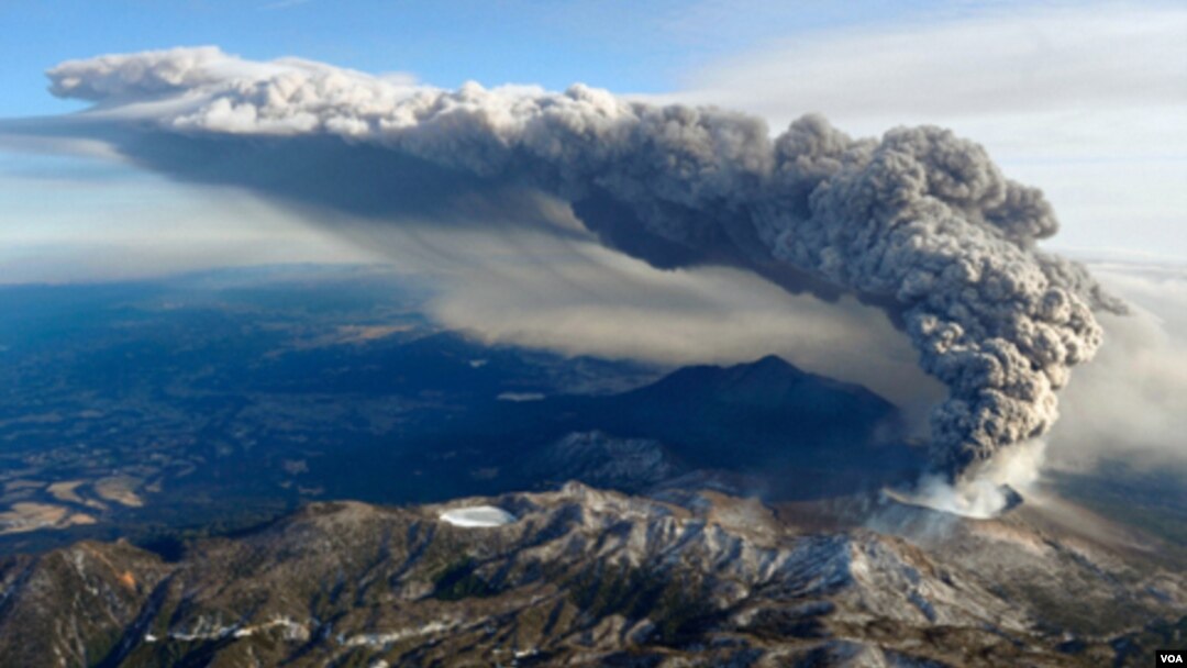 Asap membubung dari gunung berapi di pulau Kyushu, Jepang selatan. (Foto: Dok)