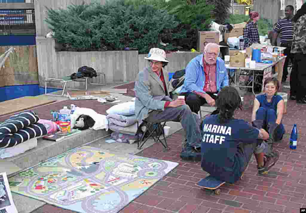 参加者聚在一起讨论各项议题