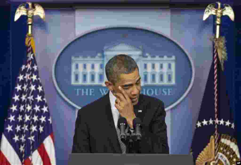 MAdaxweyne Obama oo ilin iska tiraya mar uu khubad u jeedinayay shacabka Marykanka toogashadii lagu dilay caruurta. (AP Photo/nCarolyn Kaster)