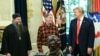 Президент США Дональд Трамп беседует со Стивеном Хаббардом (в центре) в Овальном кабинете Белого дома в Вашингтоне, округ Колумбия, 30 октября 2026 года (Фото: Alex WROBLEWSKI / AFP)