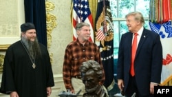 Президент США Дональд Трамп беседует со Стивеном Хаббардом (в центре) в Овальном кабинете Белого дома в Вашингтоне, округ Колумбия, 30 октября 2026 года (Фото: Alex WROBLEWSKI / AFP)