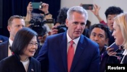 Presiden Taiwan Tsai Ing-wen bertemu dengan Ketua DPR AS Kevin McCarthy di Perpustakaan Kepresidenan Ronald Reagan di Simi Valley, California, AS, 5 April 2023. (Foto: REUTERS/David Swanson)