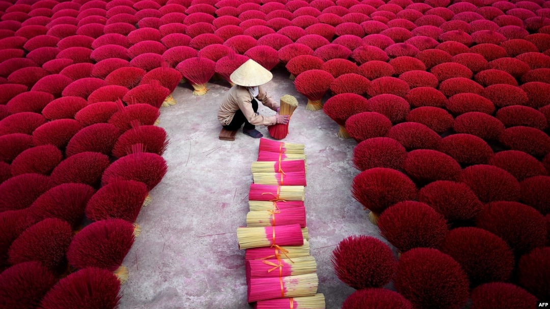 Làm nhang ở ngoại thành Hà Nội. Hình minh họa.