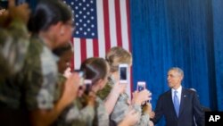 Predsednik Barak Obama pre govora u Američkoj centralnoj komandi