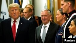 Presiden AS Donald Trump bersama Menhan James Mattis, pada pertemuan di Pentagon, Kamis (20/7). 